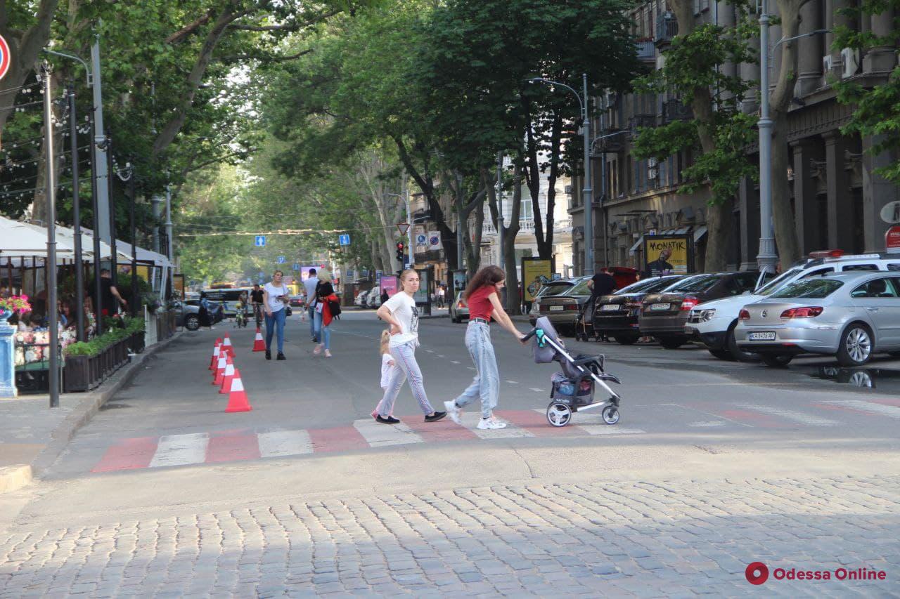 Приметы выходного дня: пешеходная зона в центре Одессы (фоторепортаж)