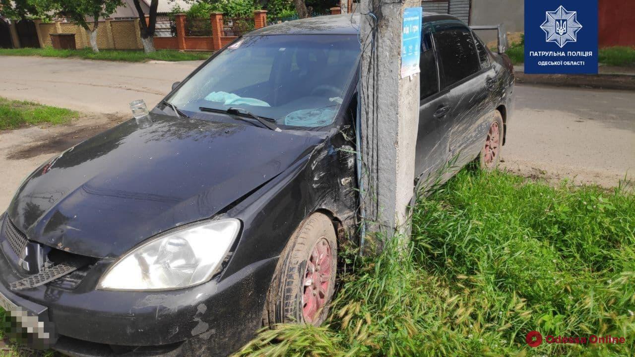 На Слободке автоледи на Mitsubishi врезалась в столб – пострадали двое детей