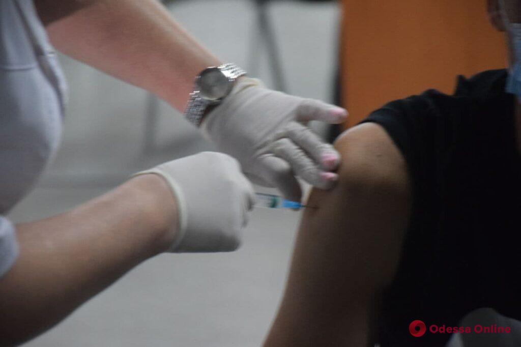 Шаг к победе над пандемией: как проходит массовая вакцинация одесситов на Среднефонтанской (фото)