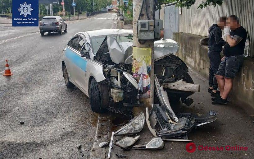 На Фонтане такси врезалось в столб – пострадали четыре человека