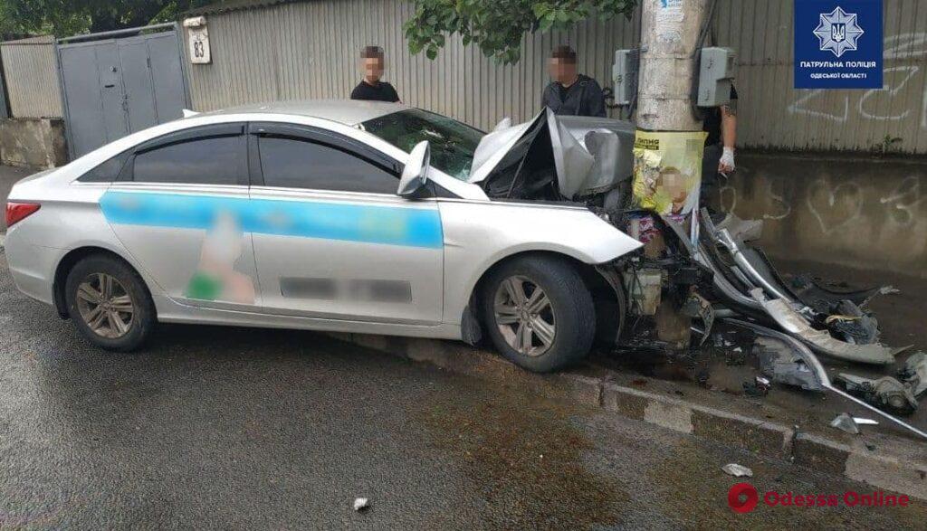 На Фонтане такси врезалось в столб – пострадали четыре человека