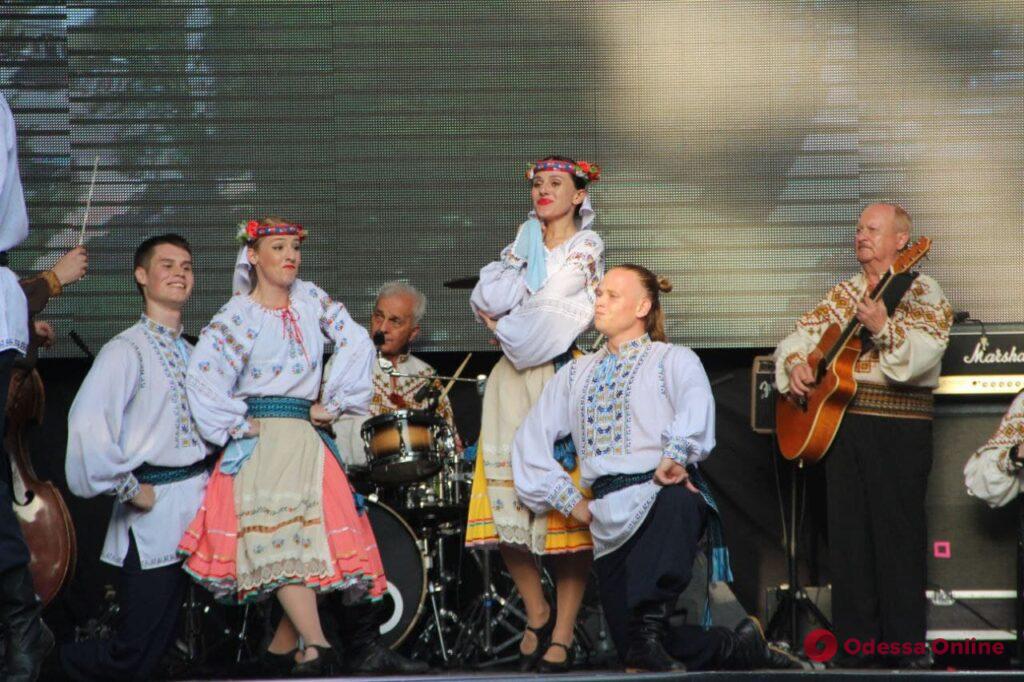 «Полмира в одном фестивале»: в Летнем театре стартовал Odesa June Folk Fest (фоторепортаж)