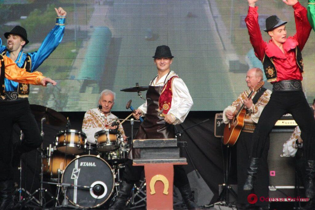 «Полмира в одном фестивале»: в Летнем театре стартовал Odesa June Folk Fest (фоторепортаж)