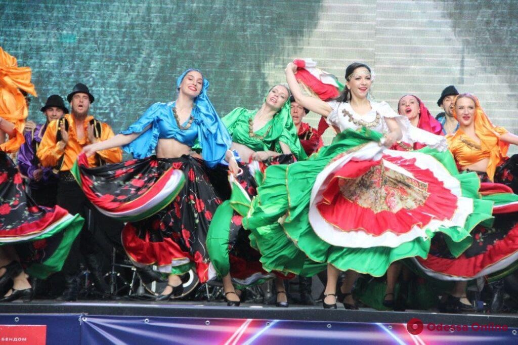 «Полмира в одном фестивале»: в Летнем театре стартовал Odesa June Folk Fest (фоторепортаж)