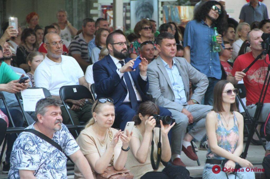 «Полмира в одном фестивале»: в Летнем театре стартовал Odesa June Folk Fest (фоторепортаж)