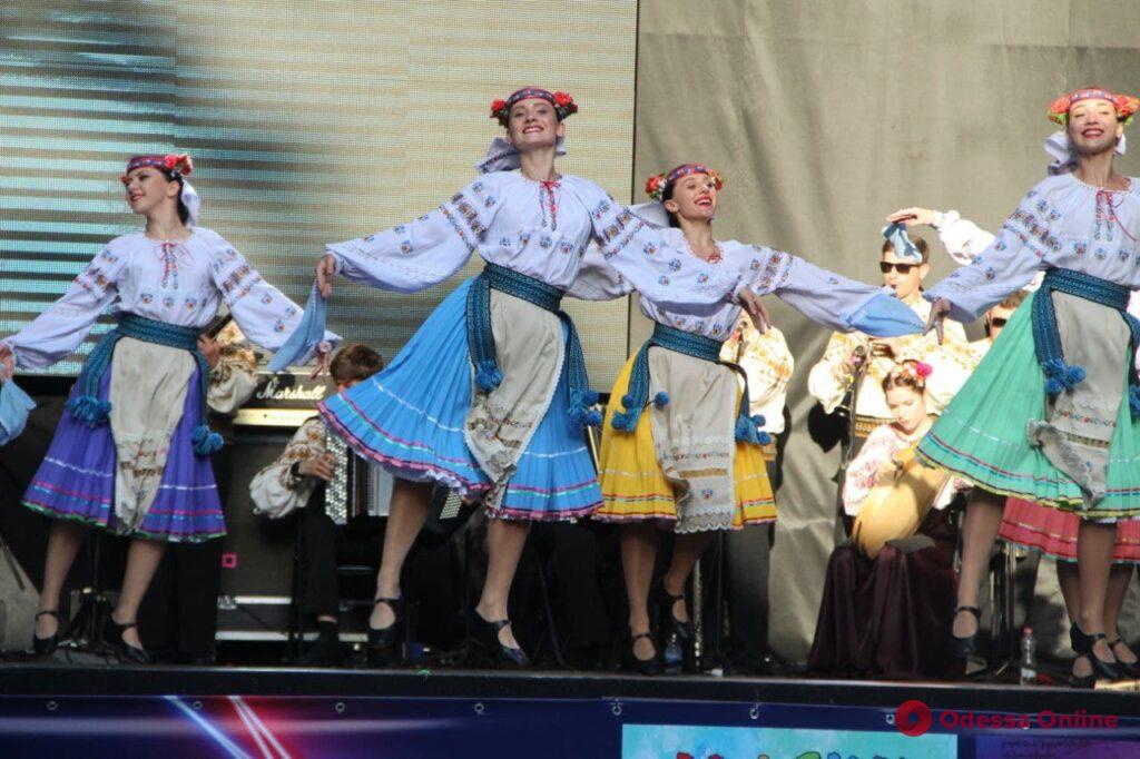 «Полмира в одном фестивале»: в Летнем театре стартовал Odesa June Folk Fest (фоторепортаж)