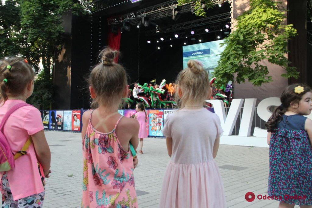 «Полмира в одном фестивале»: в Летнем театре стартовал Odesa June Folk Fest (фоторепортаж)