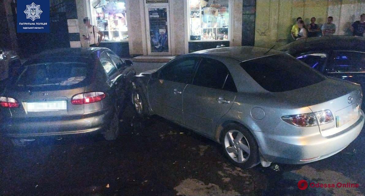 На Екатерининской Lexus влетел в припаркованные машины – водитель в больнице