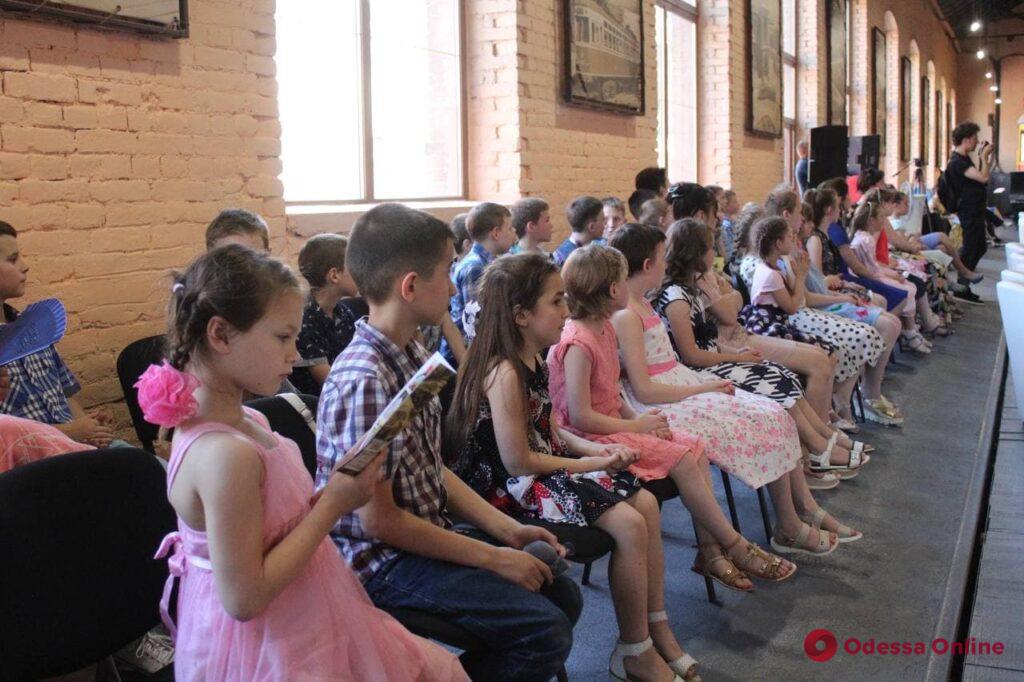 В Одессе для юных воспитанников Центра реабилитации выступил симфонический оркестр во главе с Хобартом Эрлом (фото, видео)