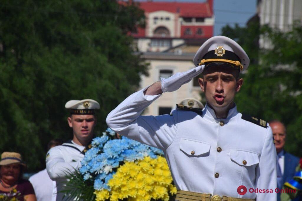 День Конституции Украины: одесситы возложили цветы к памятнику Шевченко (фоторепортаж)