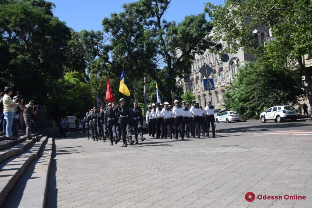 День Конституции Украины: одесситы возложили цветы к памятнику Шевченко (фоторепортаж)