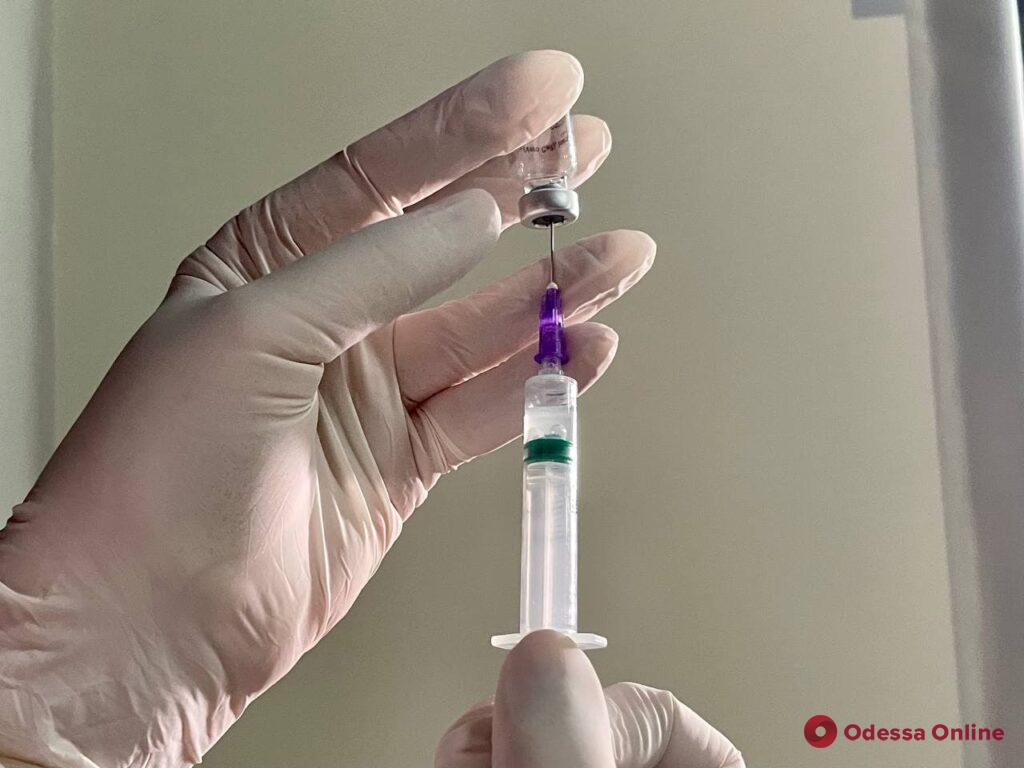 За первые часы работы шести пунктов массовой вакцинации от Covid-19 привились свыше тысячи одесситов