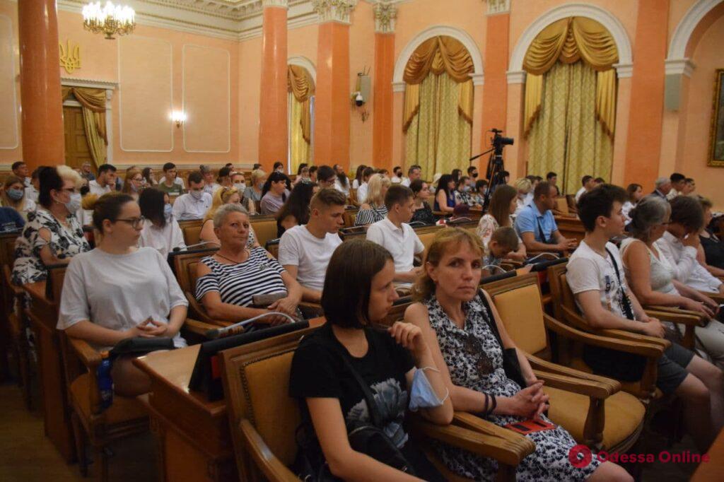 Мэр Одессы поздравил выпускников-сирот с окончанием школы и подарил им планшеты (фото)