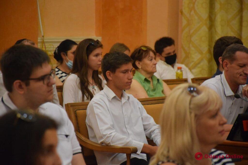 Мэр Одессы поздравил выпускников-сирот с окончанием школы и подарил им планшеты (фото)