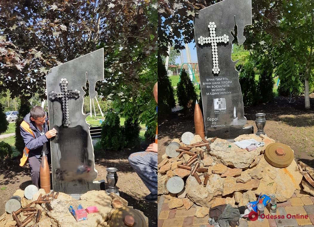 В Одесской области женщина изрисовала памятник героям АТО