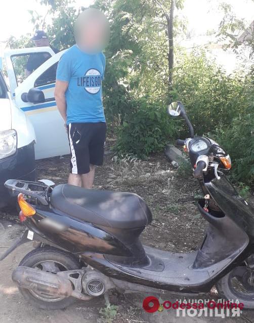 В Белгороде-Днестровском поймали мопедиста без шлема и документов, но с наркотиками