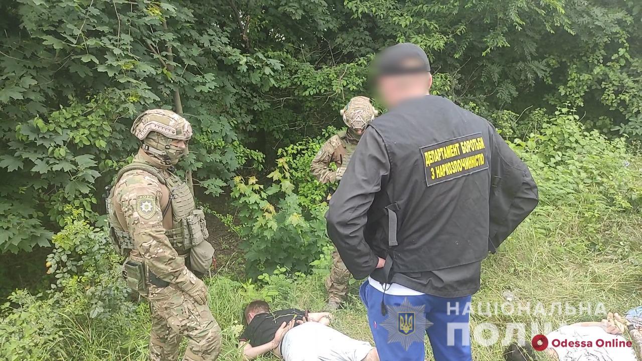 Каннабис, PVP, амфетамин: под Одессой задержали драгдилеров, которые снабжали наркотиками «курортников» (фото, видео)