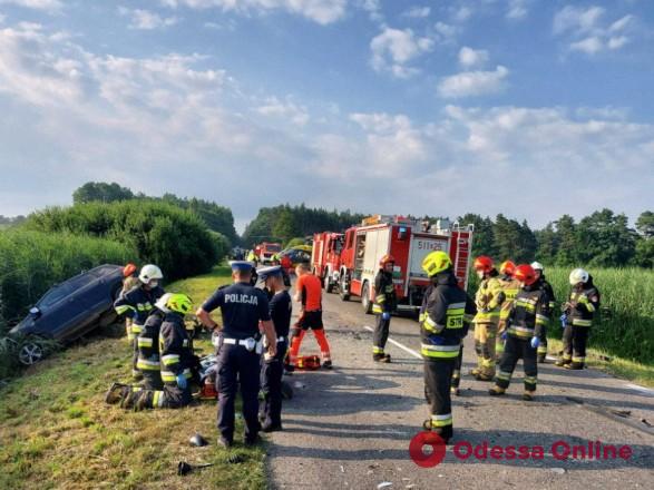 Десять человек получили травмы при аварии автобуса с украинцами в Польше (обновлено)