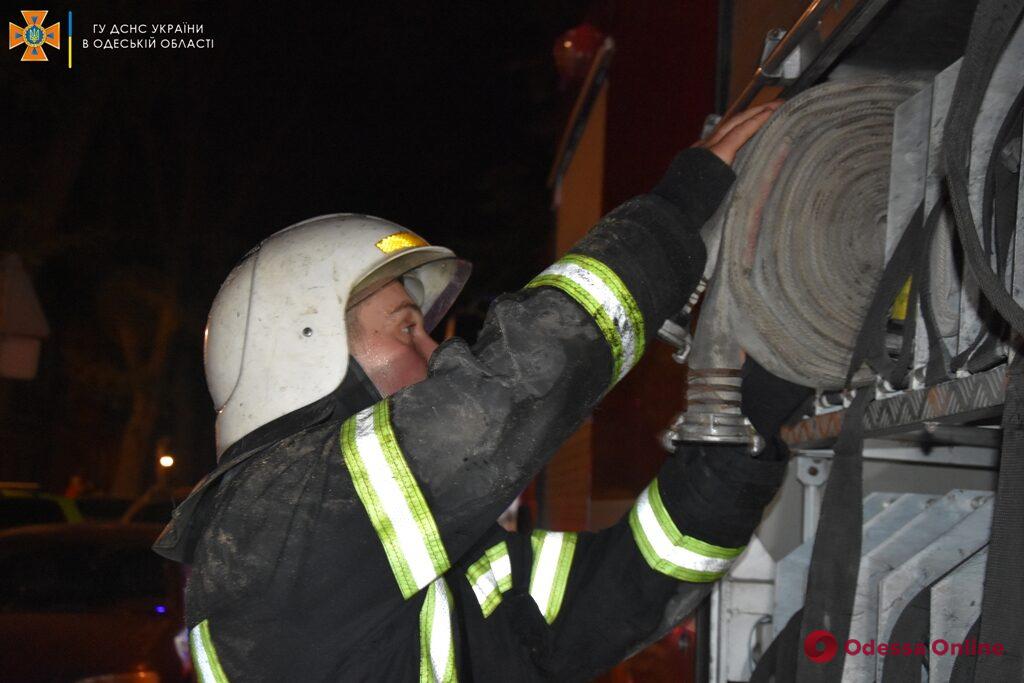 На Кузнечной ночью горел трехэтажный дом – жильцов эвакуировали (фото)