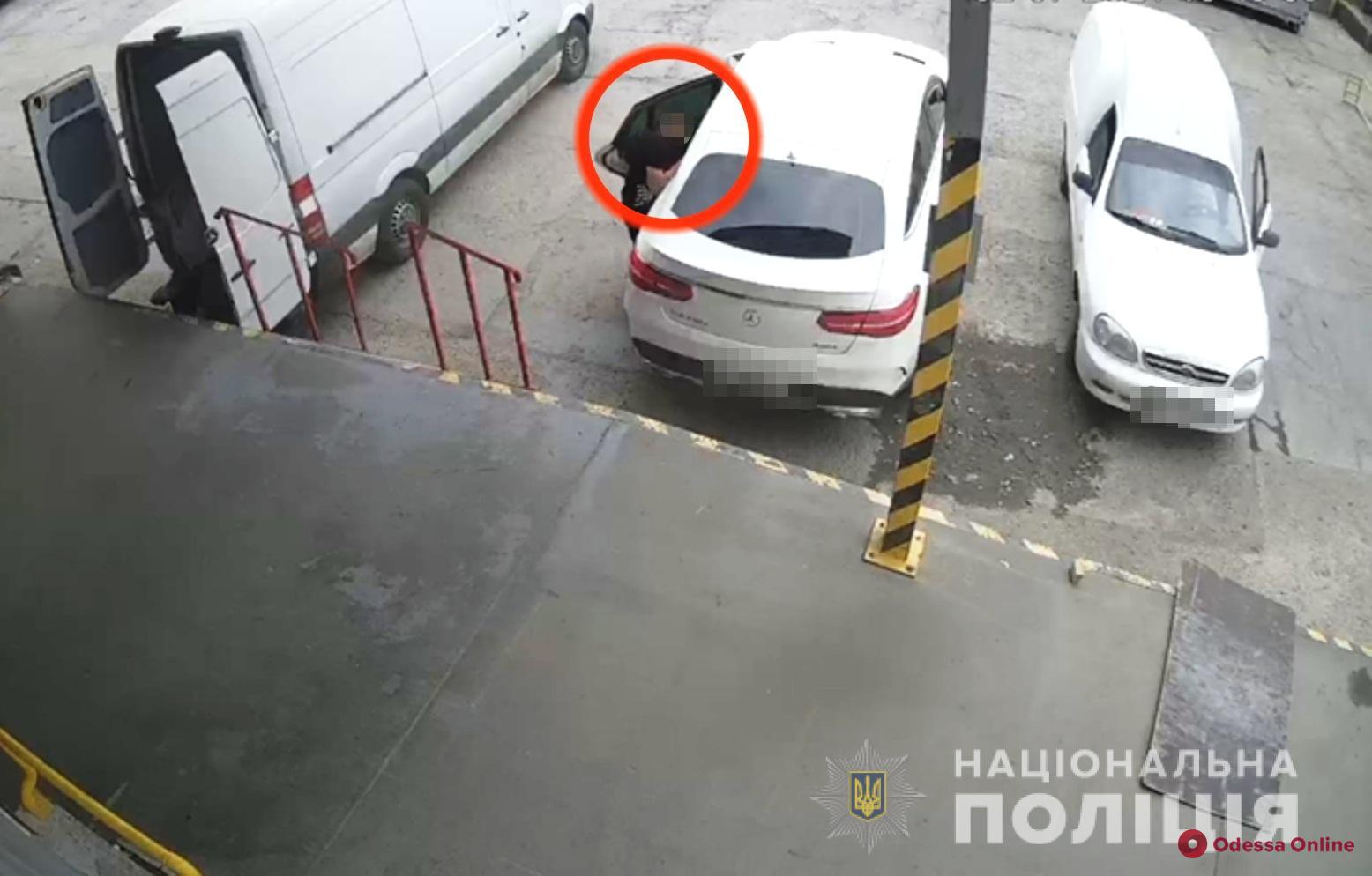 На Киевском шоссе трое гастролеров украли из машины одессита 300 тысяч