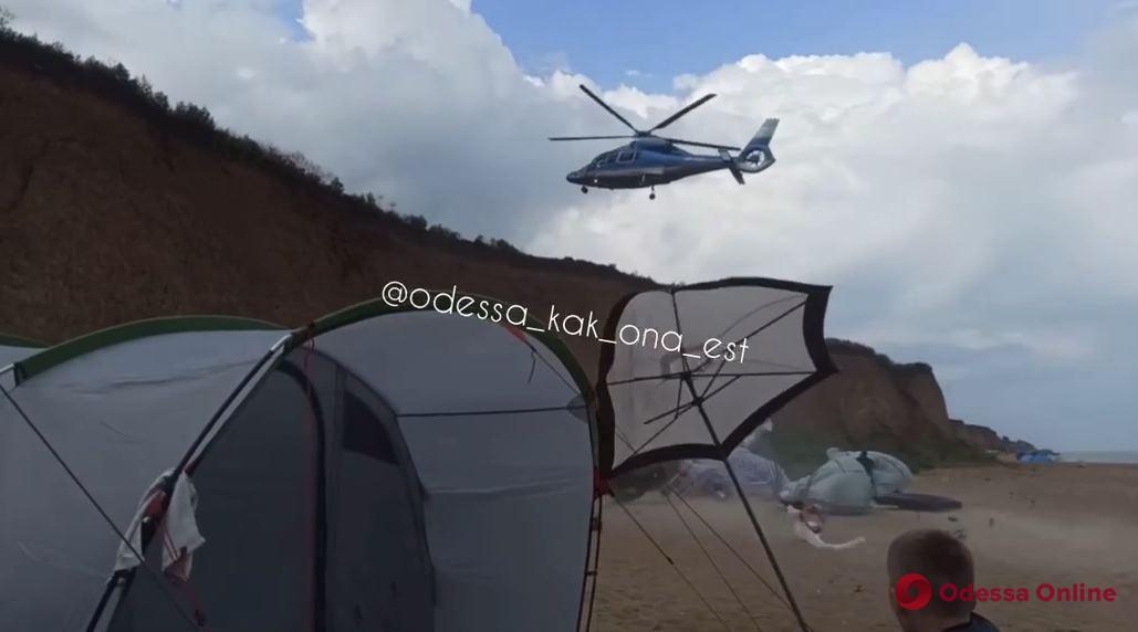 Под Одессой низколетящий вертолёт снес пляжные палатки (видео)