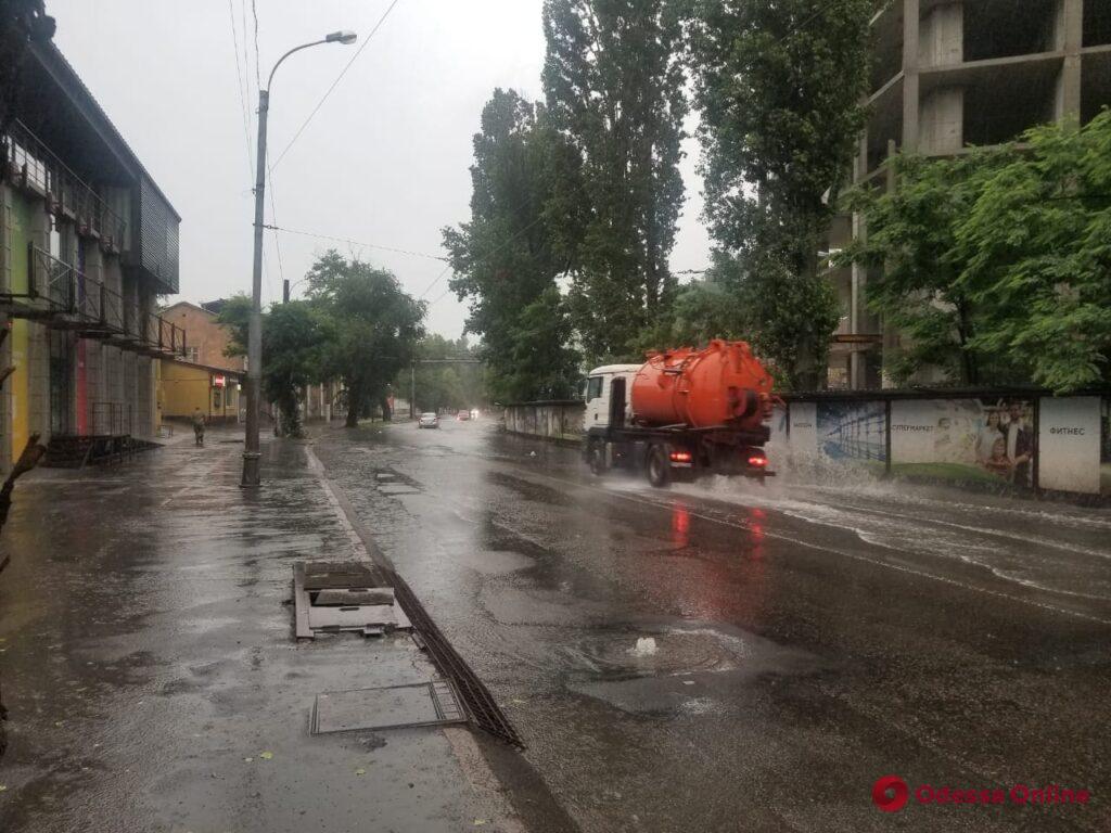 В Одессе со вчерашнего дня выпало больше полумесячной нормы осадков — коммунальщики работают в усиленном режиме (обновлено)