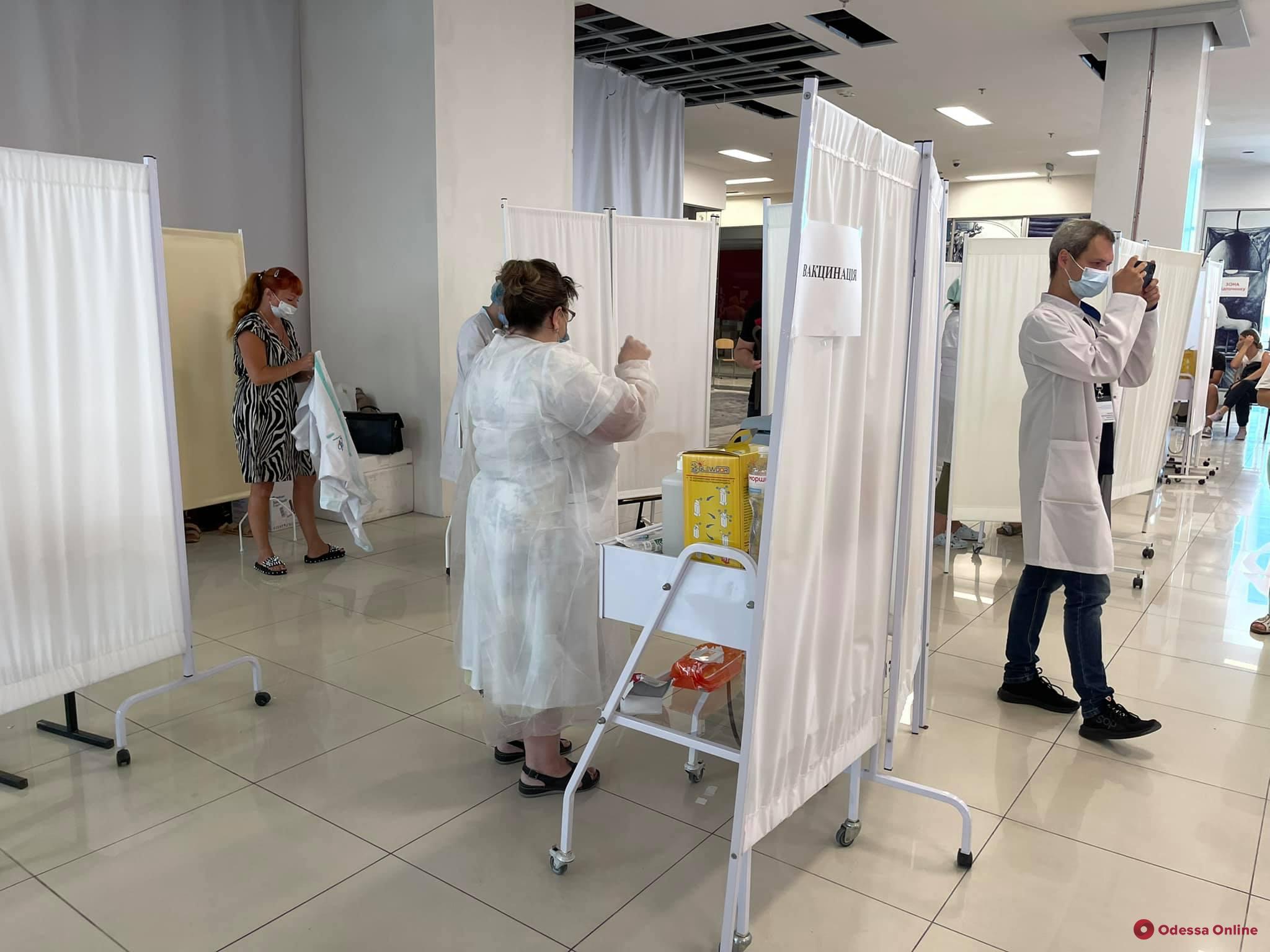 В Одессе за первые два часа работы пунтов массовой вакцинации от Covid-19 привились 1 060 человек