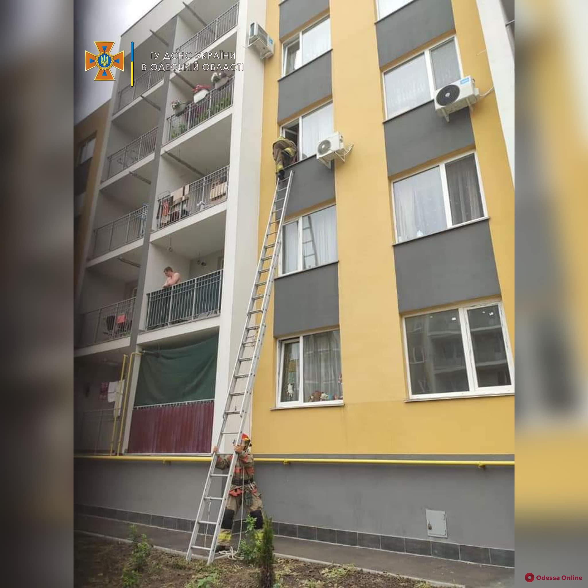 В ЖК «Седьмое небо» двухлетний мальчик закрыл маму на балконе: на помощь пришли спасатели