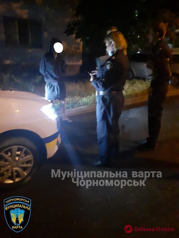 «Копался в земле возле школы»: в Черноморске задержали разыскиваемого автоугонщика