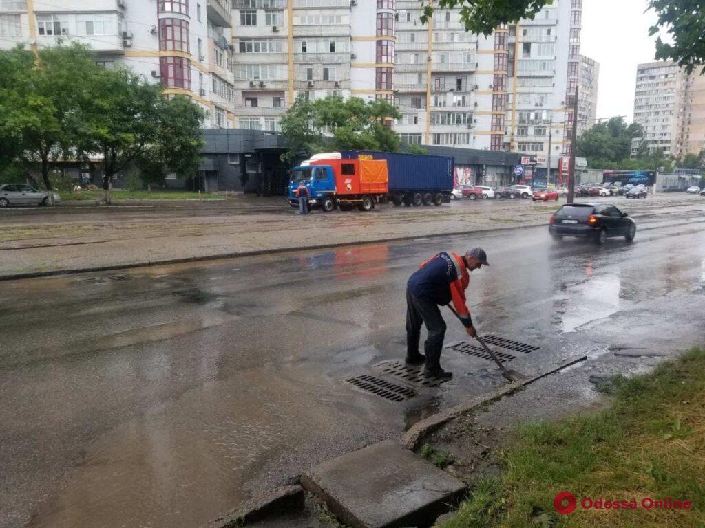 В Одессе со вчерашнего дня выпало больше полумесячной нормы осадков — коммунальщики работают в усиленном режиме (обновлено)