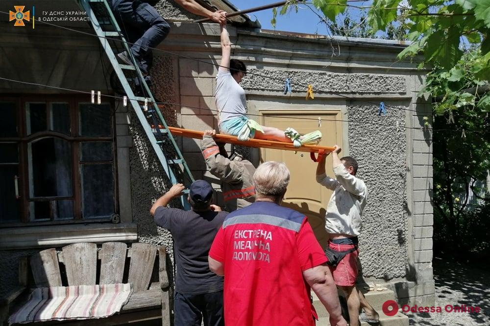 В Кодыме спасатели сняли с чердака травмированную женщину