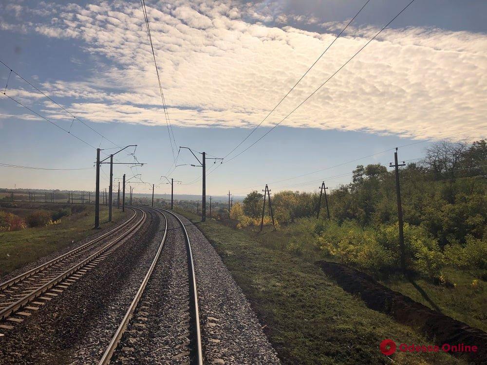 В пригороде Одессы поезду «Интерсити» пришлось делать вынужденную остановку из-за баррикады на рельсах