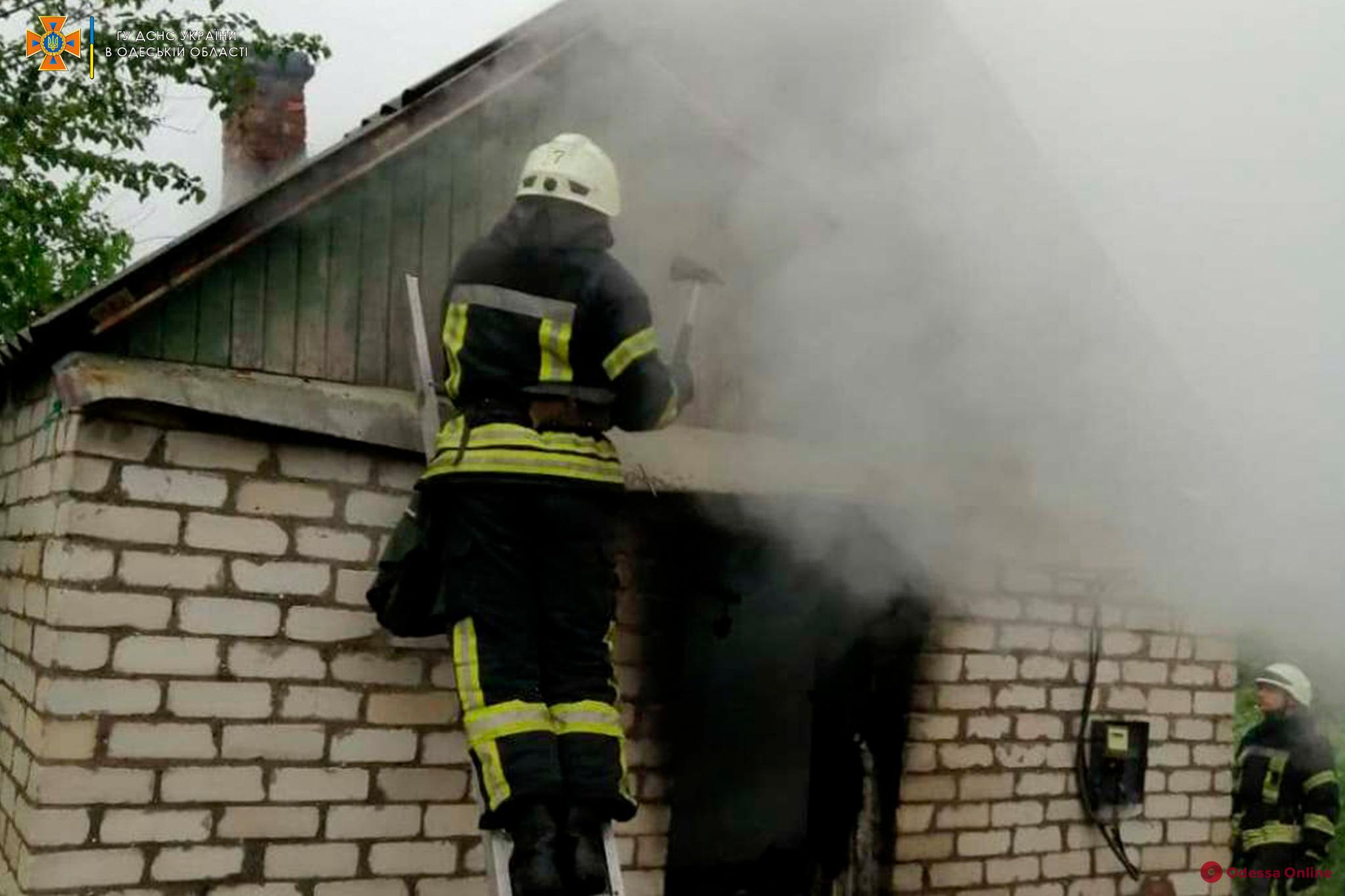 Под Одессой сгорел жилой дом (фото)