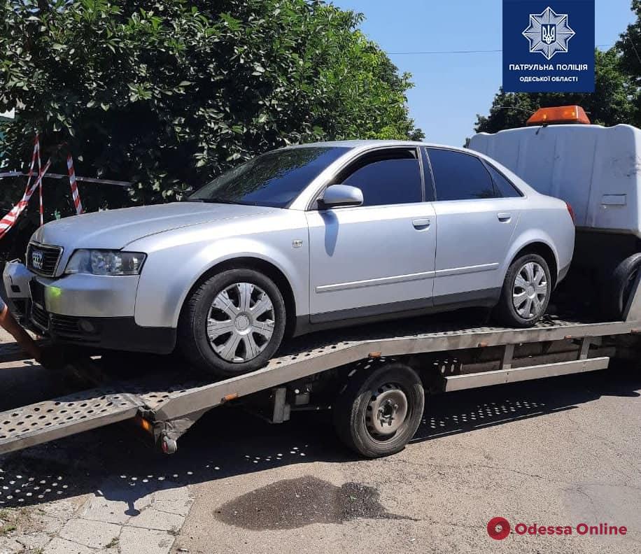 В Одессе воры на Audi, уходя от погони, врезались в столб — один из них напал на патрульного
