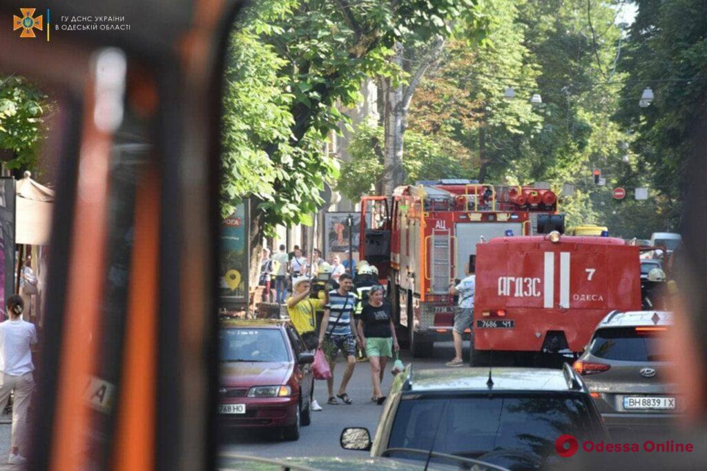 В центре Одессы тушат пожар в трехэтажном доме — жильцов эвакуируют (фото, видео, обновляется)