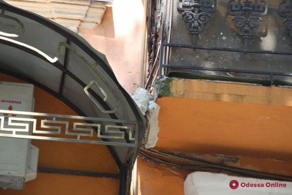 С дома-памятника архитектуры на Соборной площади обвалился кусок карниза (видео, обновлено)