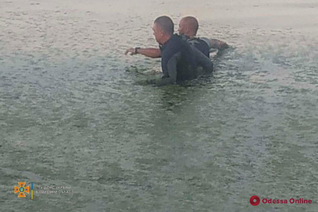 Отправились вместе купаться: на пляже в Затоке утонул турист, его 13-летнего сына ищут (обновлено)
