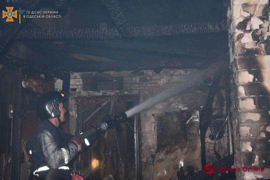 Под Одессой тушили пожар в жилом доме