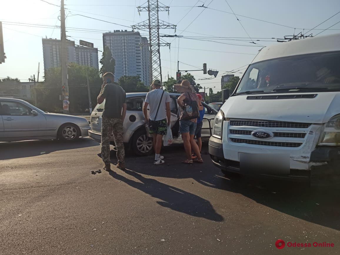 На Таирова столкнулись легковушка и микроавтобус — образовалась большая пробка