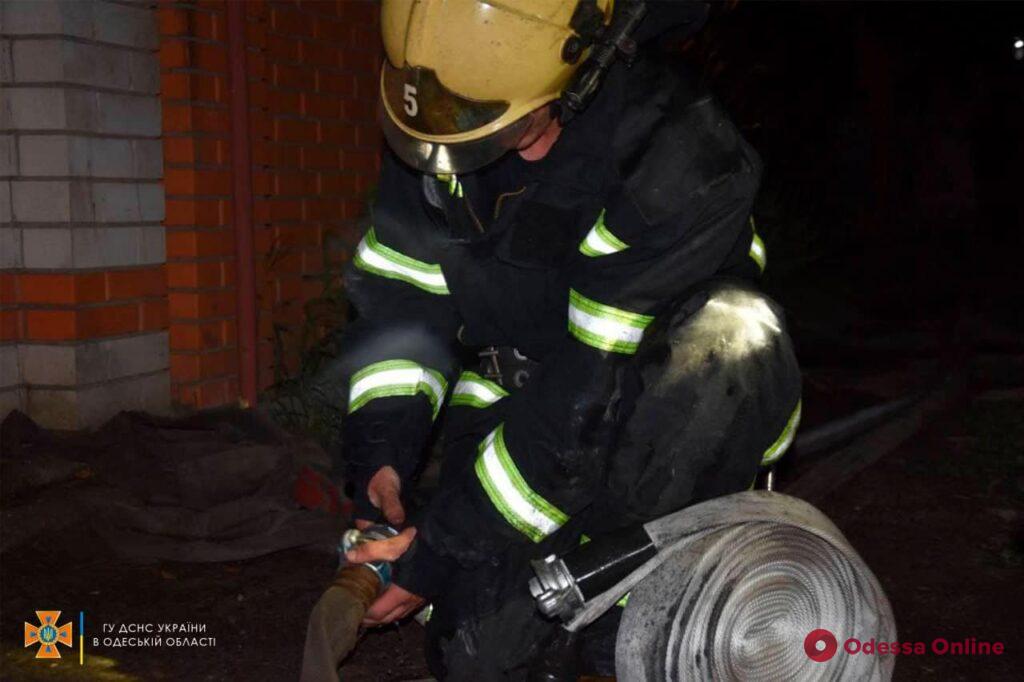 Под Одессой тушили пожар в жилом доме