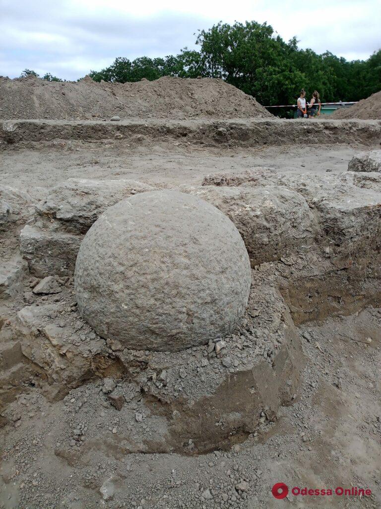 Археологи нашли в Аккерманской крепости старинное каменное ядро