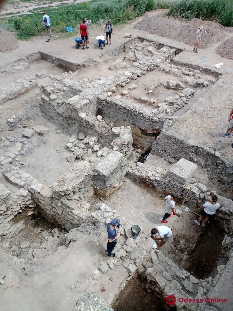 Археологи нашли в Аккерманской крепости старинное каменное ядро