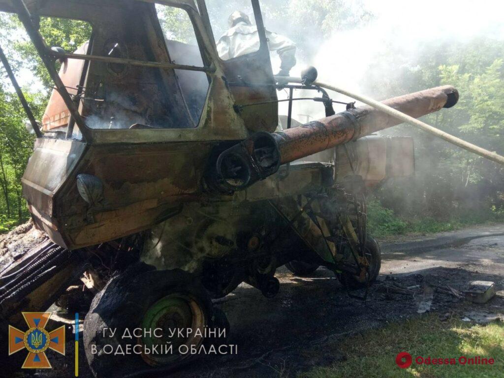 В Одесской области на ходу загорелся комбайн (фото)