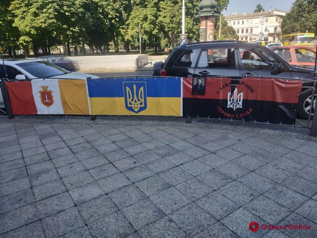 На углу Дерибасовской и Преображенской неизвестные повредили баннер с гербом Украины