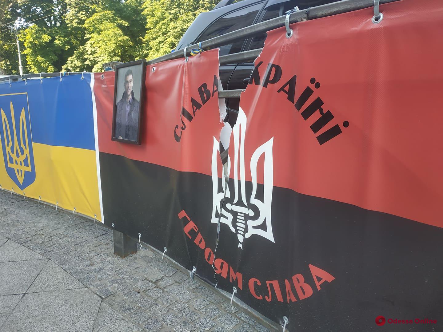 На углу Дерибасовской и Преображенской неизвестные повредили баннер с гербом Украины