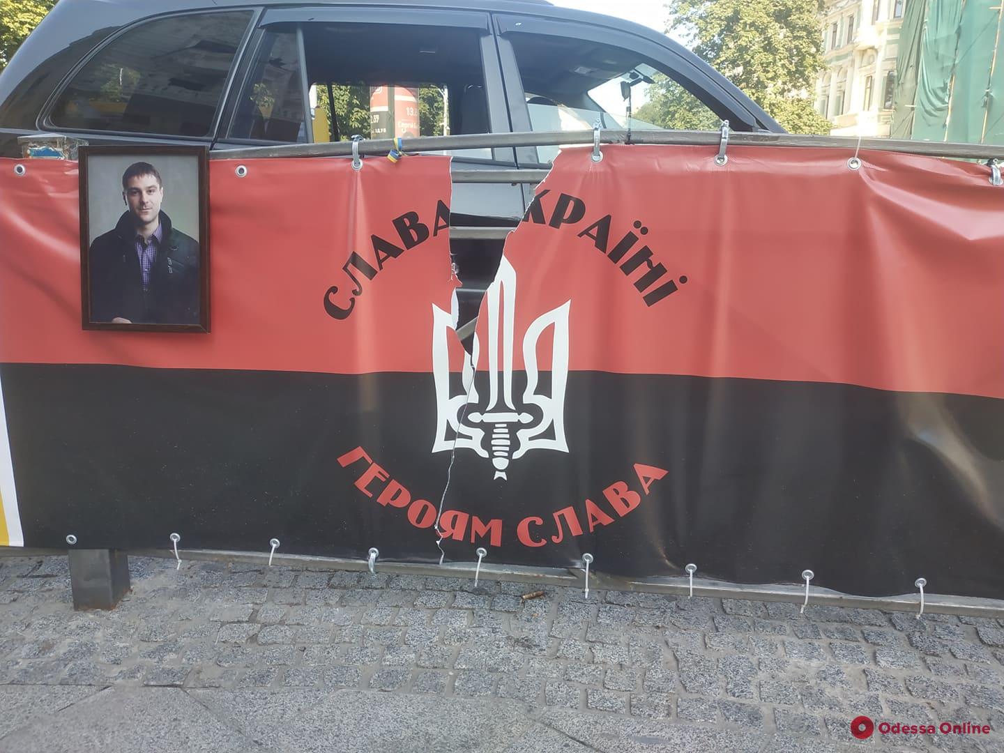 Понадобилось меньше суток: активисты вычислили вандала, который повредил баннер с гербом Украины на Преображенской (видео)