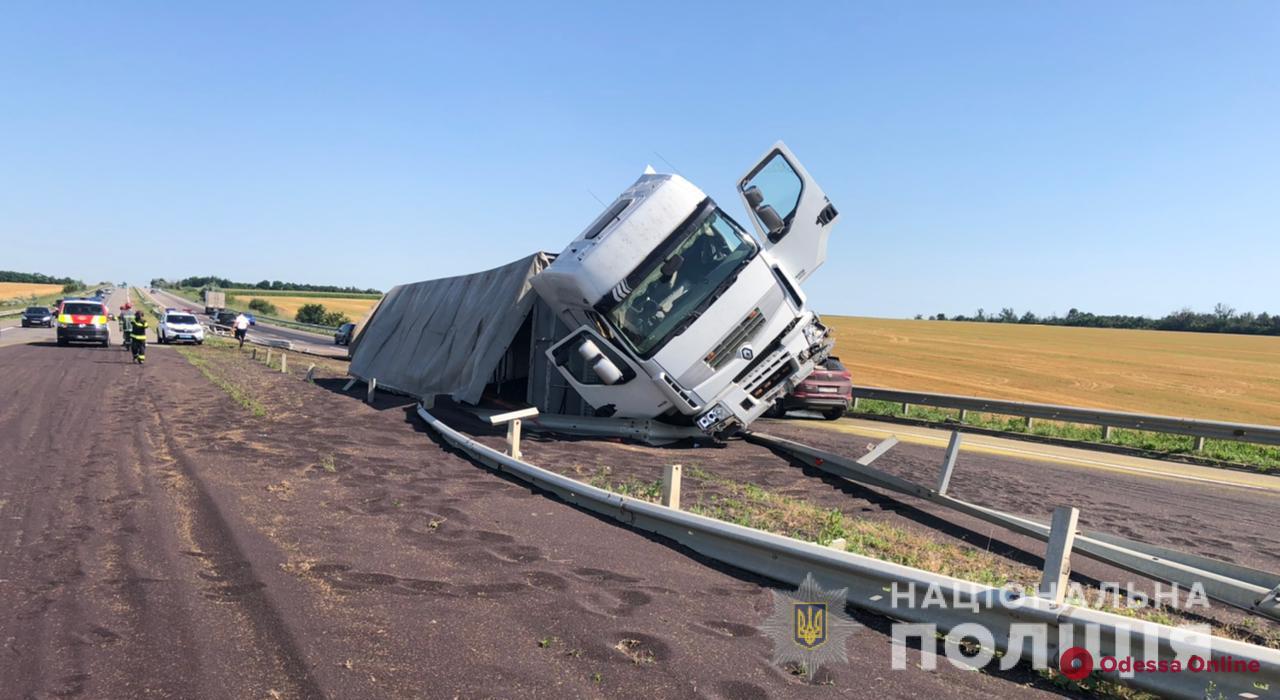 На трассе Одесса-Киев грузовик с рапсом влетел в отбойник и перевернулся — перекрыта полоса в направлении столицы