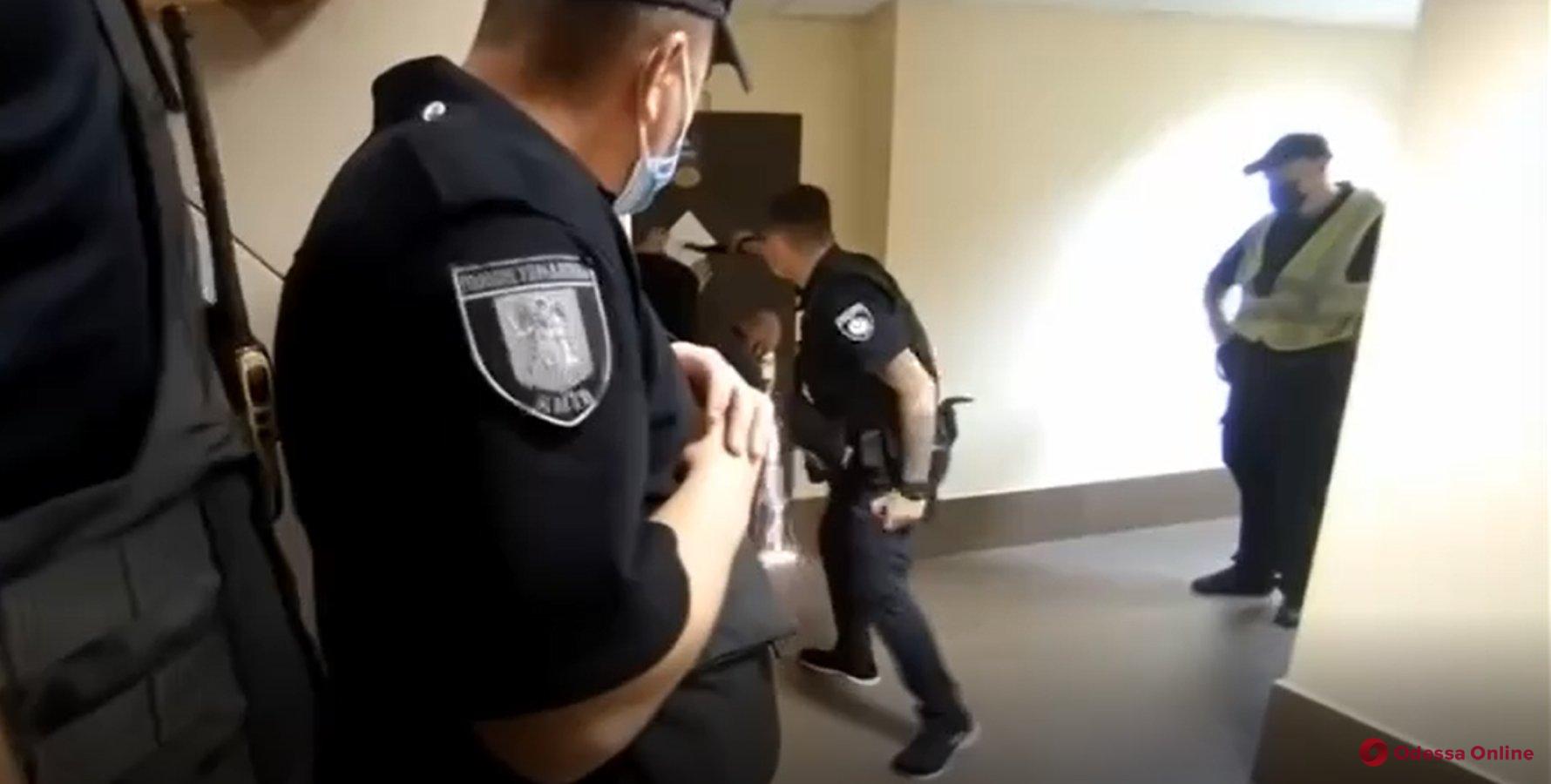 Стрельба в Голосеево: полицейский закрывал глазок, пока двери резали «болгаркой» (видео)