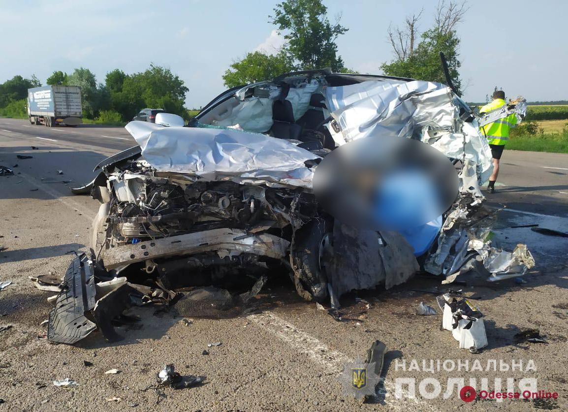 В Одесской области на киевской трассе Land Cruiser врезался в прицеп грузовика — водитель погиб на месте