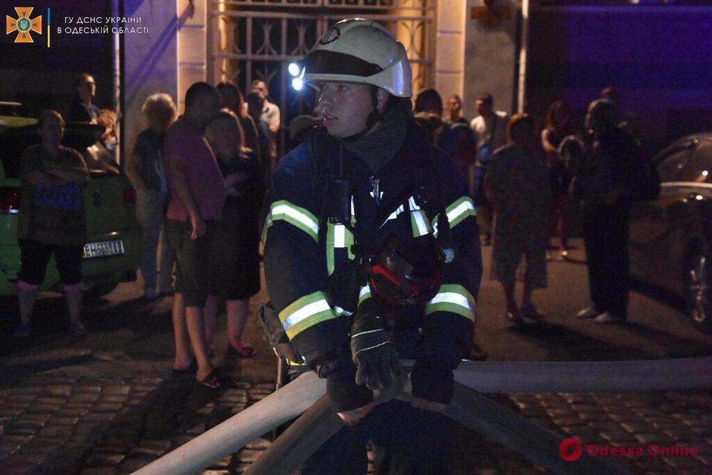 На Кузнечной ночью горел трехэтажный дом – жильцов эвакуировали (фото)